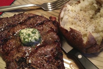 Recept - Rib-Eye steak na grilu s bylinkovým máslem